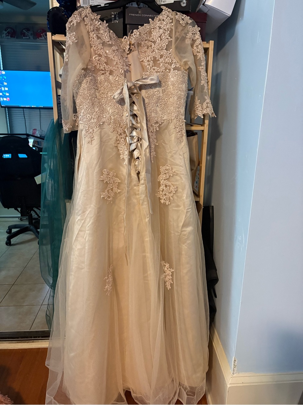 Elegant Lace A-Line Wedding Dress in beige - Picture 8 of 10